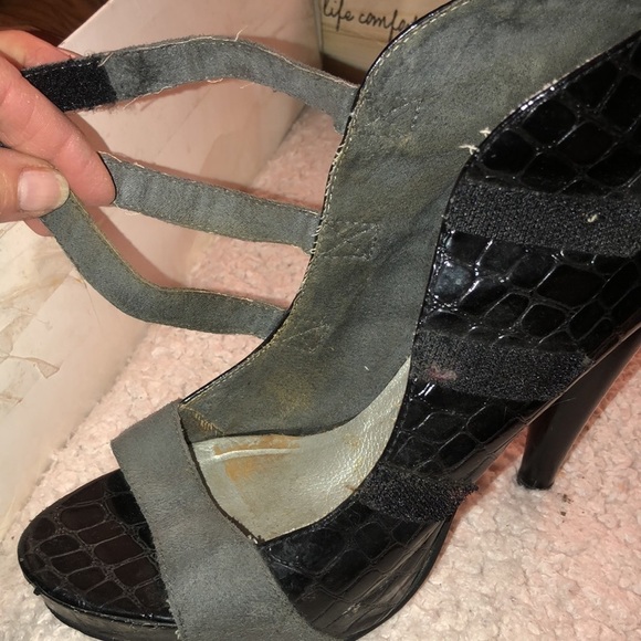 𝅺Micheal Antonio size 10 black faux alligator and gray suede platform heel - Picture 3 of 16